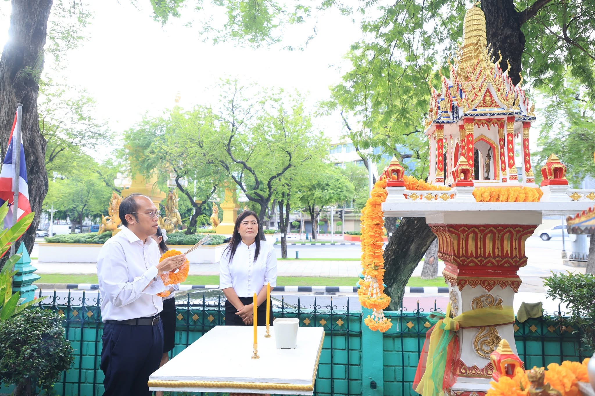 title - ผู้อำนวยการสำนักบริหารกลาง ส.ป.ก. สักการะสิ่งศักดิ์สิทธิ์ประจำ ส.ป.ก. เนื่องในโอกาสเข้ารับตำแหน่งใหม่ 